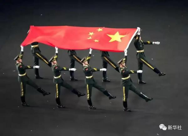 使命扛在肩上拿起國家旗幟的人民解放軍