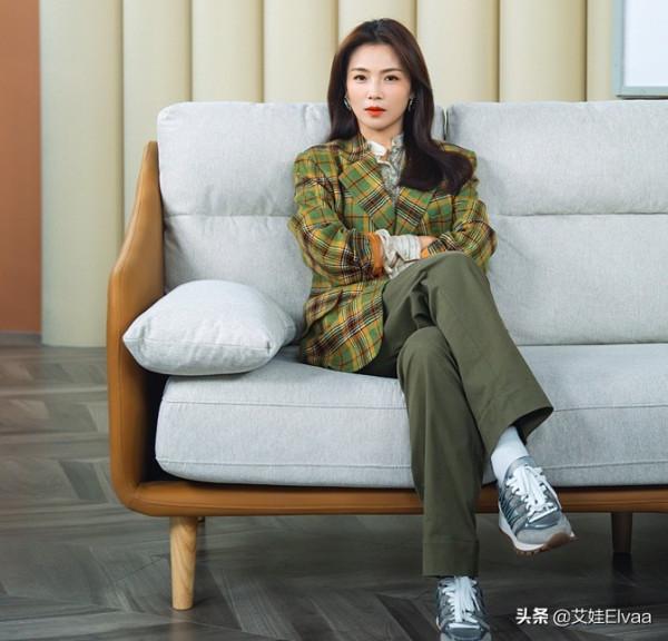 劉濤當主持“上癮”，穿波點裙主持節目，43歲扎馬尾比哥哥還搶鏡