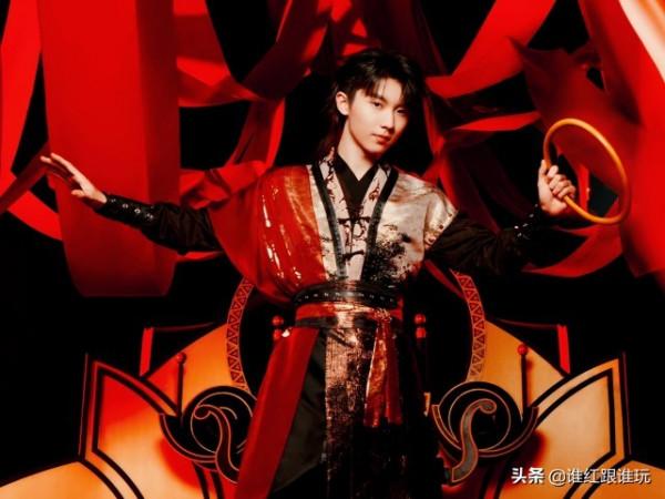 雙11晚會彩排路透:易烊千璽酷帥插兜,時代少年團變順毛乖小孩 雙11晚會彩排路透:易烊千璽酷帥插兜,時代少年團變順毛乖小孩