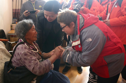韓紅：6歲父親去世，9歲母親改嫁，奶奶把所有的愛給了我