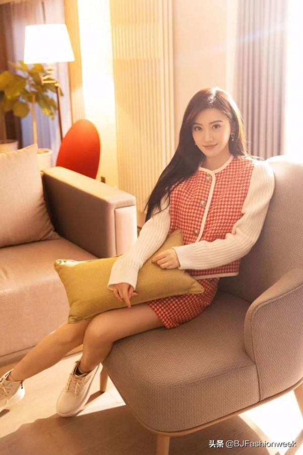 景甜穿粉白拼接套裝,要多可愛有多可愛,這一身穿搭很少女風喲 景甜穿粉白拼接套裝,要多可愛有多可愛,這一身穿搭很少女風喲