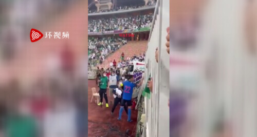 昨夜輸球后,日本球員一幕 昨夜輸球后,日本球員一幕