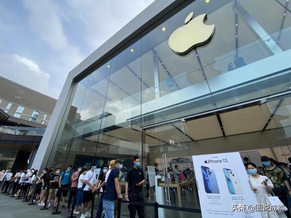 蘋果13開售，上百人排隊購買，黃牛加價銷售