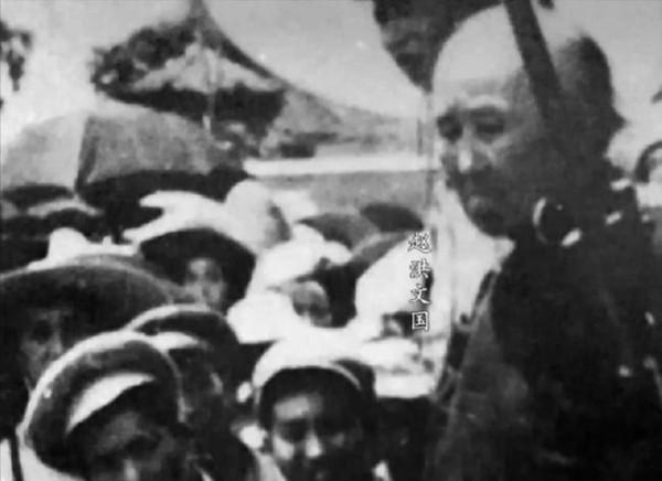 雙槍老太婆被判槍決，周總理親自出面求情，主席：善待她的家人