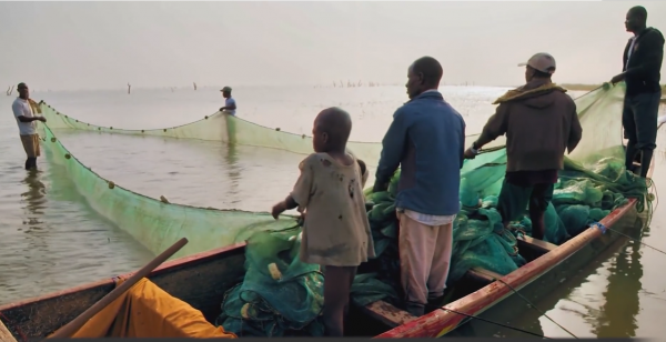 這就是非洲那些被母親賣掉的孩子，小的才3歲，他們一定很想媽媽