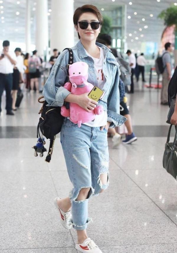 馬麗穿牛仔外套配破洞牛仔褲，盡顯隨性美，簡直就是時髦精本精了