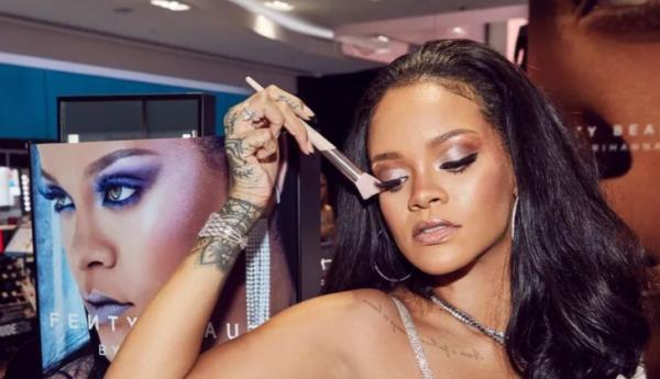 蕾哈娜街頭被偷拍!穿細高跟鞋路面溼滑不便行走,被保鏢抱在懷裡 蕾哈娜街頭被偷拍!穿細高跟鞋路面溼滑不便行走,被保鏢抱在懷裡