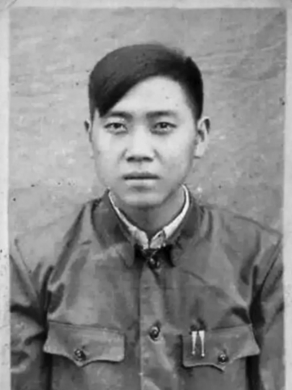 貴州86歲老兵接受慰問，牆上竟然掛著邱少雲的舊照，這是怎麼回事