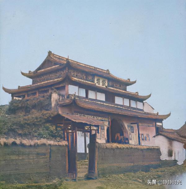 晚清老照片：女子貌美有氣質，衙役下跪，洋人小孩抱大竹筍