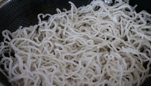 一把粉絲扔進滾燙油鍋，秒變美味，真是高手在民間，出鍋流口水了