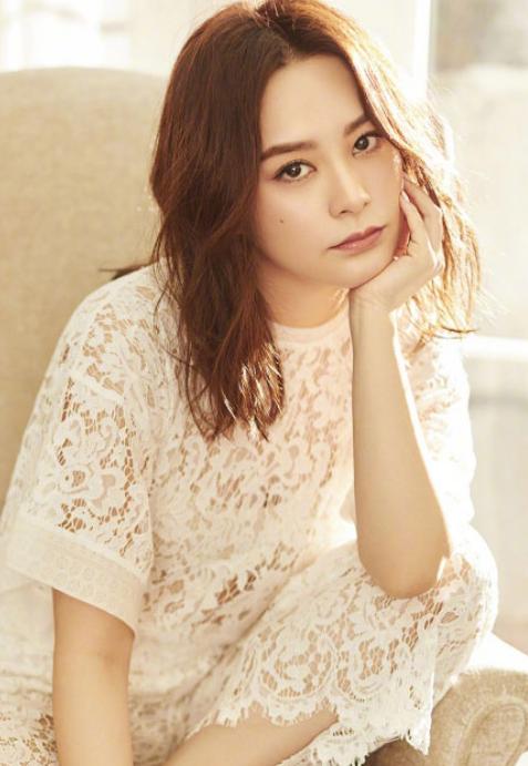 40歲阿嬌罕見曬舊照，與劉鎮偉合照幸福溫馨，感恩父親般的溫暖