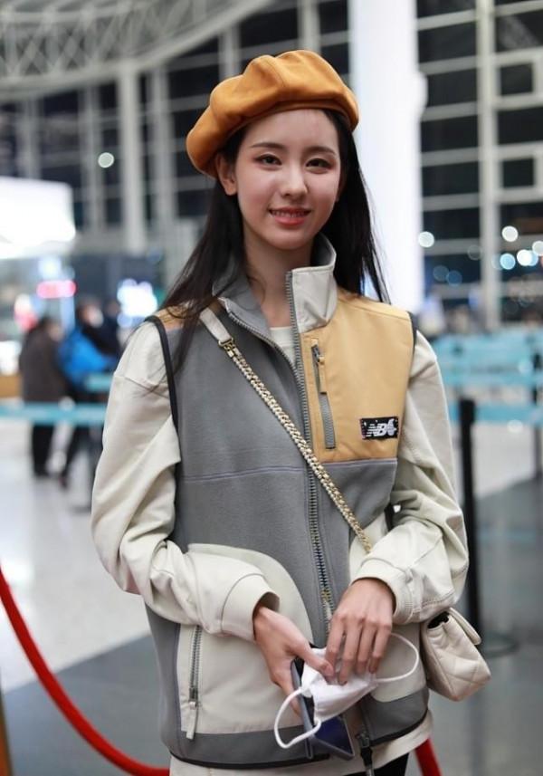 陳都靈的文藝感不是裝的,穿拼色馬甲配貝雷帽,“初戀臉”太迷人 陳都靈的文藝感不是裝的,穿拼色馬甲配貝雷帽,“初戀臉”太迷人