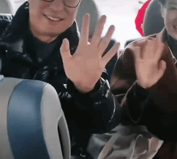 央視女人周濤，連換三套衣服，把一起參會的娛樂圈女人給秒啦