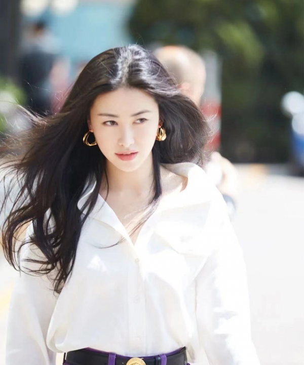 名媛朱珠高調曬全家福!她難得穿褲裝美貌創新高,女兒小梨渦超美 名媛朱珠高調曬全家福!她難得穿褲裝美貌創新高,女兒小梨渦超美