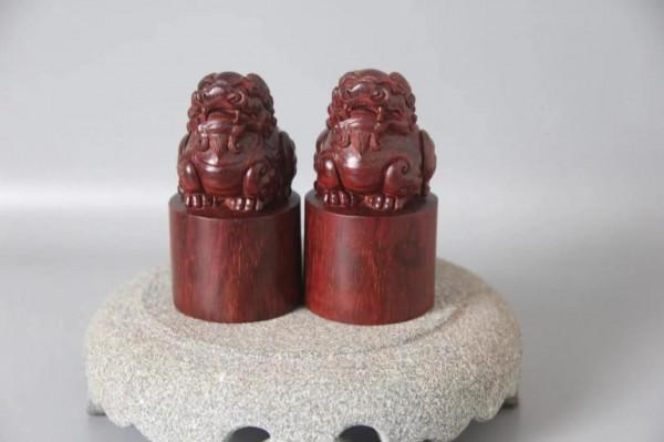 文房重器！小葉紫檀手工雕刻瑞獸印章