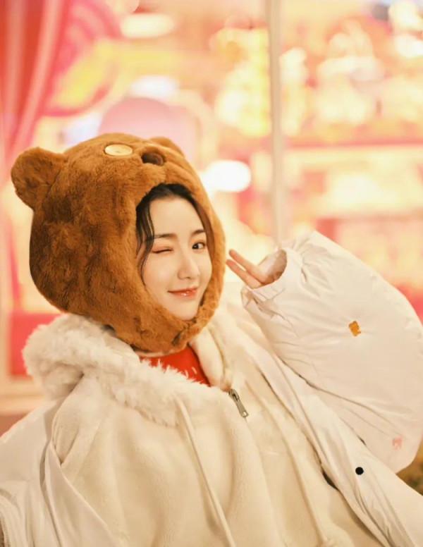 秦嵐、毛曉彤、娜扎、祝緒丹、黃夢瑩、劉嘉玲送來2021年聖誕祝福