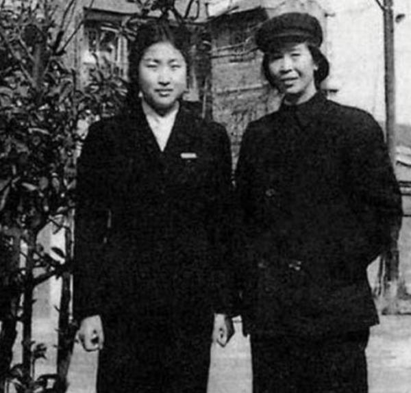 毛主席百年誕辰，記者拿著一箱子找到李敏：這是你媽媽讓交給你的