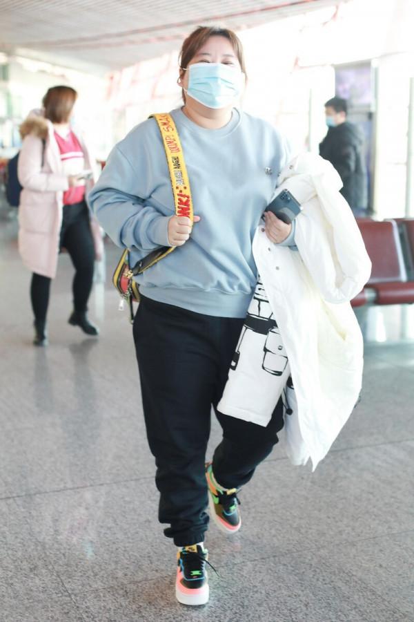 賈玲難得認真打扮一下,穿裙子走紅毯,看她擺pose畫風就變了 賈玲難得認真打扮一下,穿裙子走紅毯,看她擺pose畫風就變了