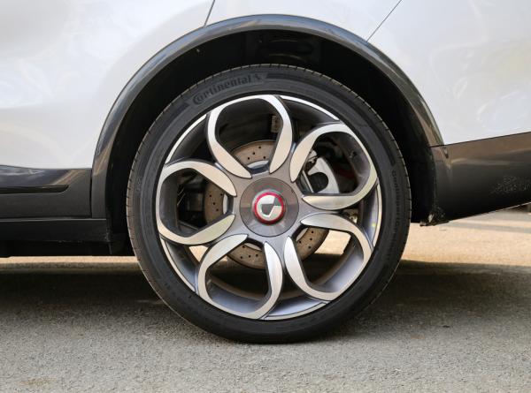 賓士出資打造的SUV，配2.0T與雙電四驅，4.3秒破百，降至20萬出頭