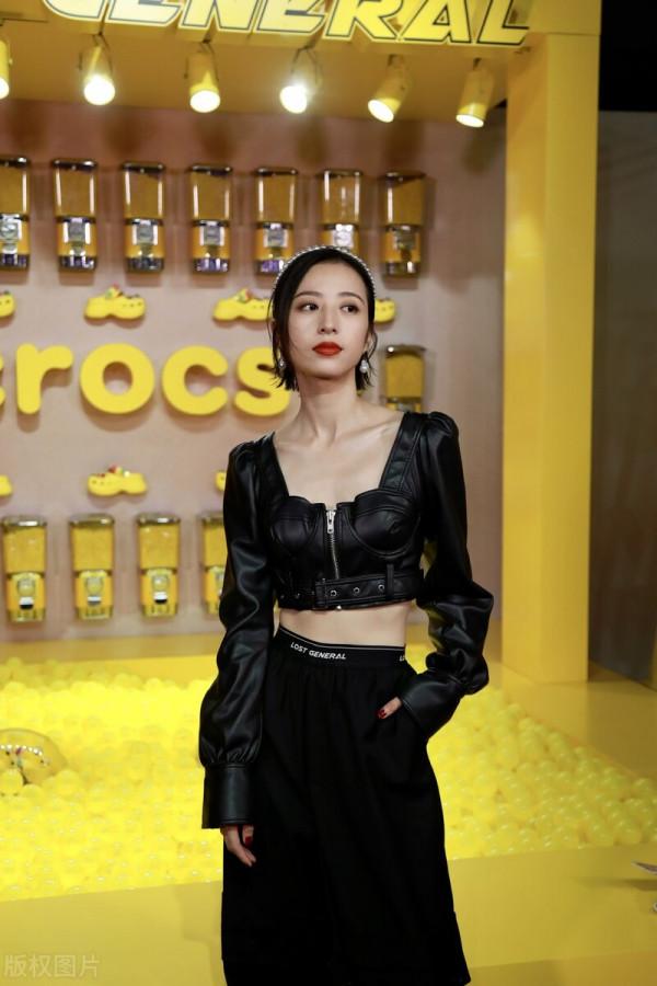 周雨彤小姐姐出席活動，冷豔迷人