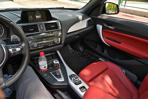 二手寶馬敞篷220i，年均一萬公里，還有M套件，二十多萬即可擁有