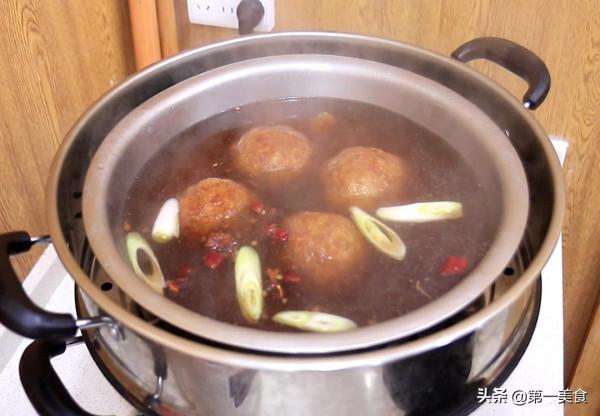 紅燒獅子頭的正確做法，調肉餡是關鍵，軟爛入味，一盤都不夠吃