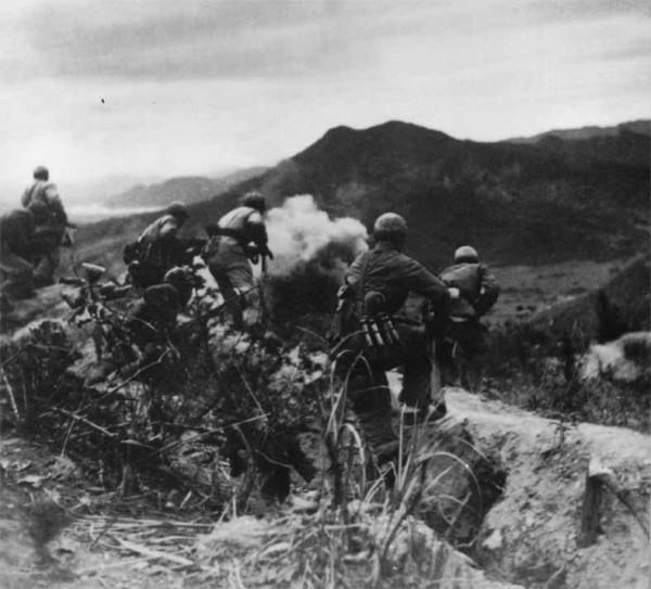 英軍擲煙霧彈,躲煙霧裡衝鋒,志願軍戰士大笑:怕我們打不到麼? 英軍擲煙霧彈,躲煙霧裡衝鋒,志願軍戰士大笑:怕我們打不到麼?