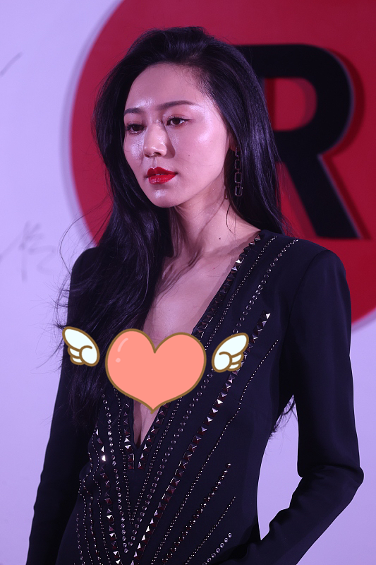 黃夢瑩穿的黑色裙子很成熟,但走路的時候要一直抬著手,還挺可愛 黃夢瑩穿的黑色裙子很成熟,但走路的時候要一直抬著手,還挺可愛