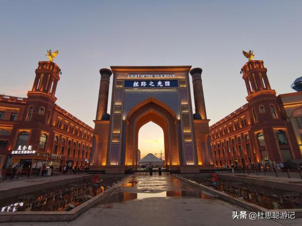 漢EV自駕新疆伊犁,夜市的伊寧絲路之光旅遊小鎮,美食的天堂 漢EV自駕新疆伊犁,夜市的伊寧絲路之光旅遊小鎮,美食的天堂