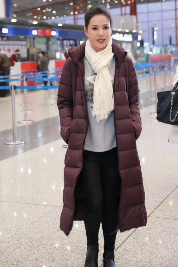 “小龍女”李若彤高調走機場,棕紅色羽絨服優雅時髦,看不出55歲 “小龍女”李若彤高調走機場,棕紅色羽絨服優雅時髦,看不出55歲