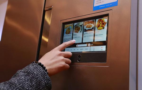 智慧冰箱上的大屏顯示器，有幾個人在用？