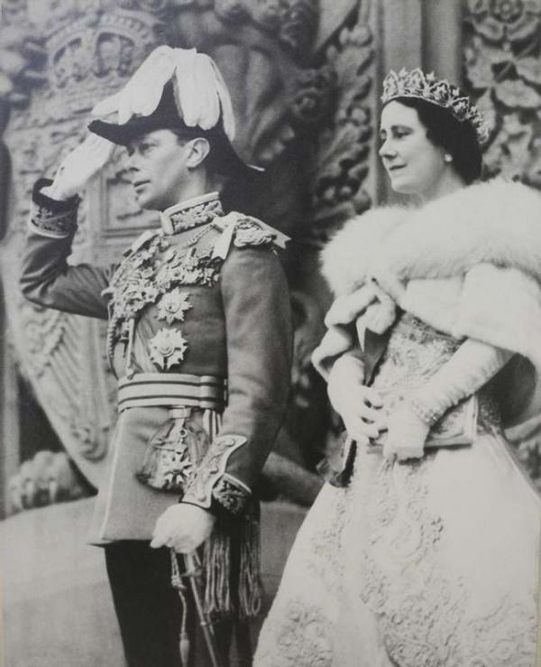 女王母親的心酸往事：想嫁哥哥卻嫁了弟弟，被口吃的國王丈夫家暴