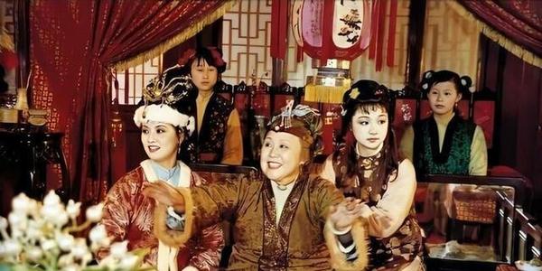 查抄大觀園，三位表小姐只有寶釵避嫌搬走，為何黛玉湘雲都不搬？