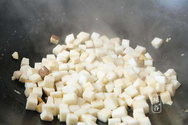 深秋，少吃豬肉多吃這肉，上鍋一炒，滑嫩又入味，孩子長個很需要