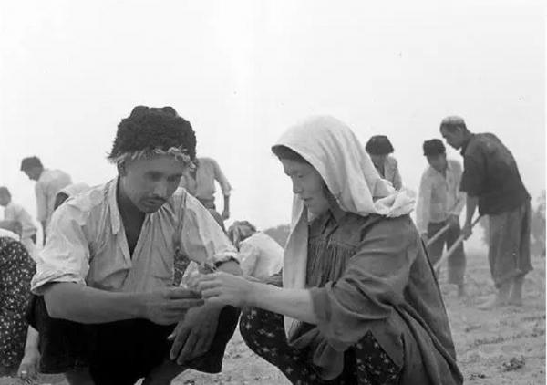 庫爾班騎驢去北京,毛主席給了他一塊條絨布,他做成衣服世代傳承 庫爾班騎驢去北京,毛主席給了他一塊條絨布,他做成衣服世代傳承