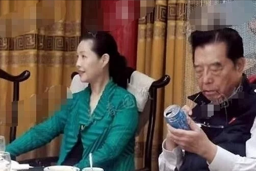 82歲李雙和江夢鴿現身,嬌妻夢鴿白到發光,李雙江老態明顯 82歲李雙和江夢鴿現身,嬌妻夢鴿白到發光,李雙江老態明顯