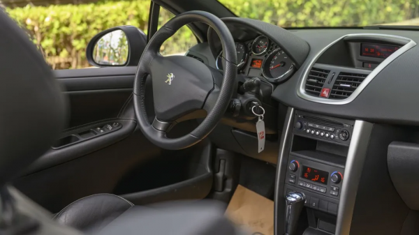 二手標緻 207CC:10萬塊不到讓你享受敞篷車的快樂 二手標緻 207CC:10萬塊不到讓你享受敞篷車的快樂