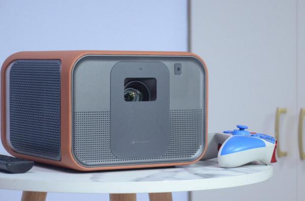 國產推出“4K解析度”的智慧投影儀：3000ANSI流明，開燈也能用