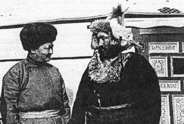 烏斯滿的最後時刻:戴著沉重的腳鐐,每天利用放風的機會祈禱 烏斯滿的最後時刻:戴著沉重的腳鐐,每天利用放風的機會祈禱