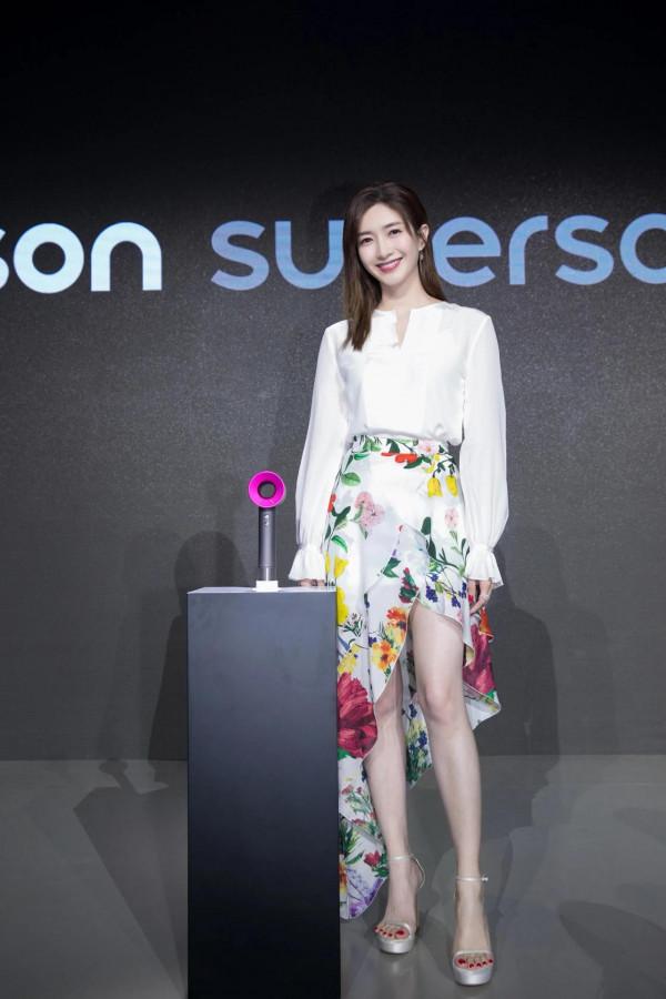 江疏影一襲白裙亮相金雞獎，盡顯牛奶肌好身材，白到發光