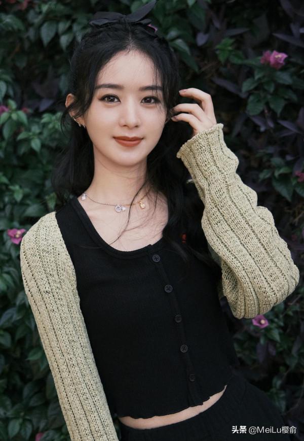 趙麗穎笑起來超級甜，不僅清新還很時髦，你心動了嗎