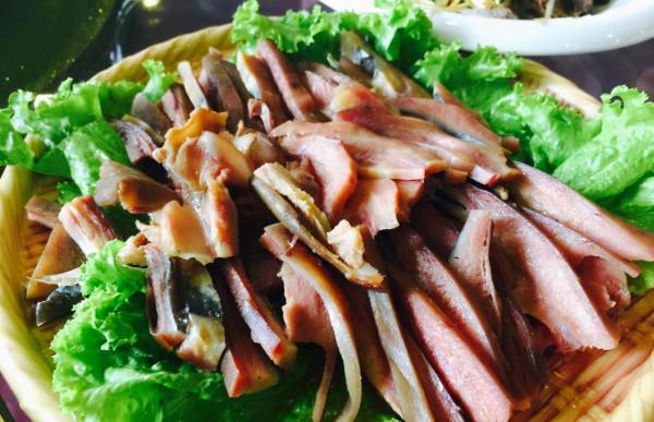 山東大哥賣驢頭，加啤酒炒糖色，4個冷盤免費送