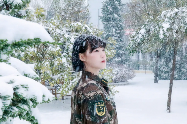下雪了，快來軍校看女神