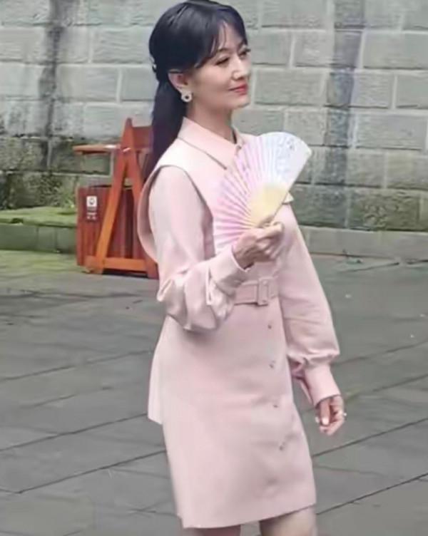 趙雅芝時隔29年再遊青城山,穿粉色長裙身材纖細,配長髮好顯年輕 趙雅芝時隔29年再遊青城山,穿粉色長裙身材纖細,配長髮好顯年輕