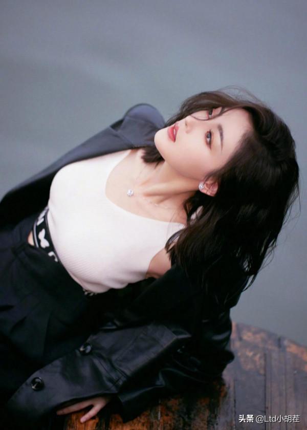 張天愛：身穿黑色外套更加高冷！氣質超凡