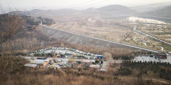 臥虎山頭看房山 臥虎山頭看房山