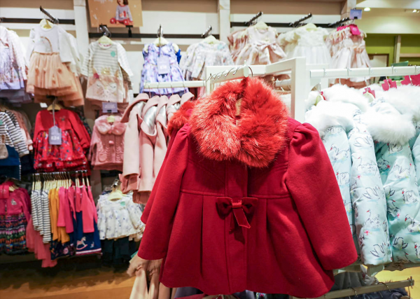 童裝上的幾種東西,存在安全隱患,給孩子買衣服要“一聞三看” 童裝上的幾種東西,存在安全隱患,給孩子買衣服要“一聞三看”