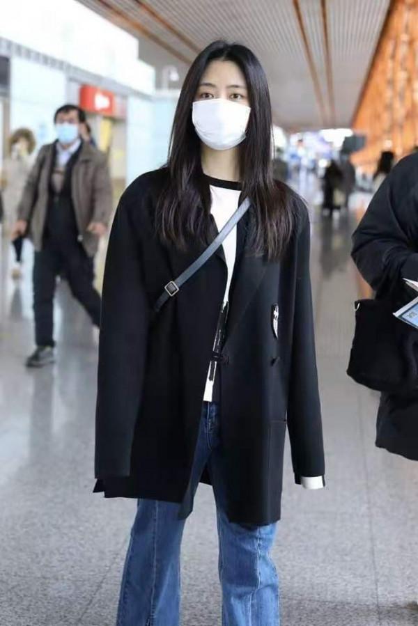 譚松韻太會減齡了吧！黑色西服配牛仔褲，嫩得像個高中生