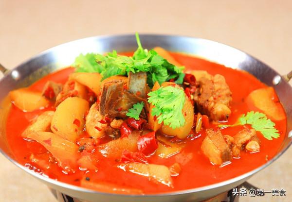 廚師長教你“乾鍋羊排”的家常做法，羊排軟爛入味，香辣不油膩