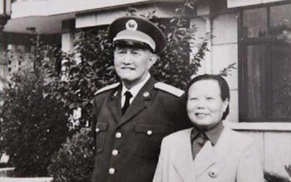 她是洪學智的妻子，享副軍級待遇，兩個兒子分別是省長與少將